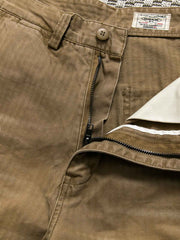 ダメージディテールとヘリンボーン素材のクローズアップ画像