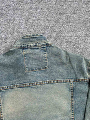 ウォッシュ加工とスタンドカラーデザインのディテール画像