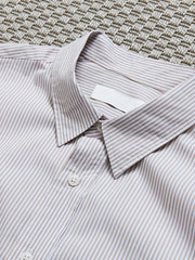 ストライプ柄とシンプルなディテール画像