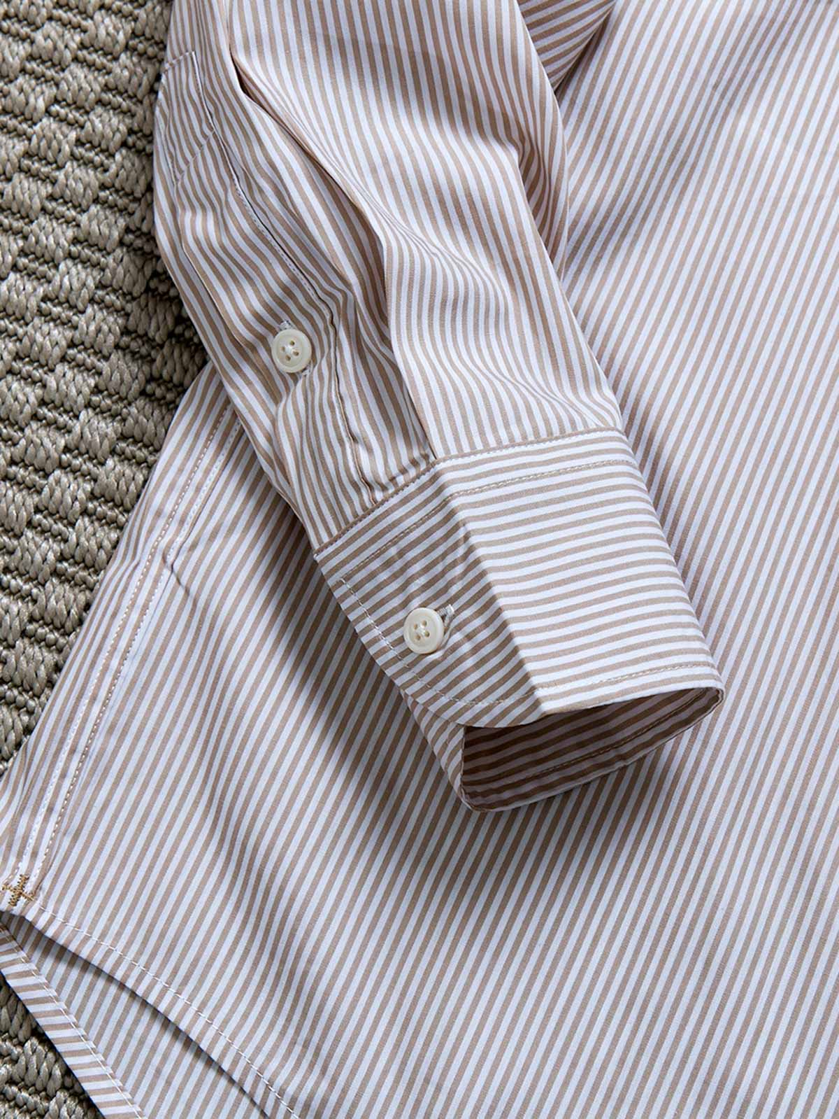 ストライプ柄とシンプルなディテール画像