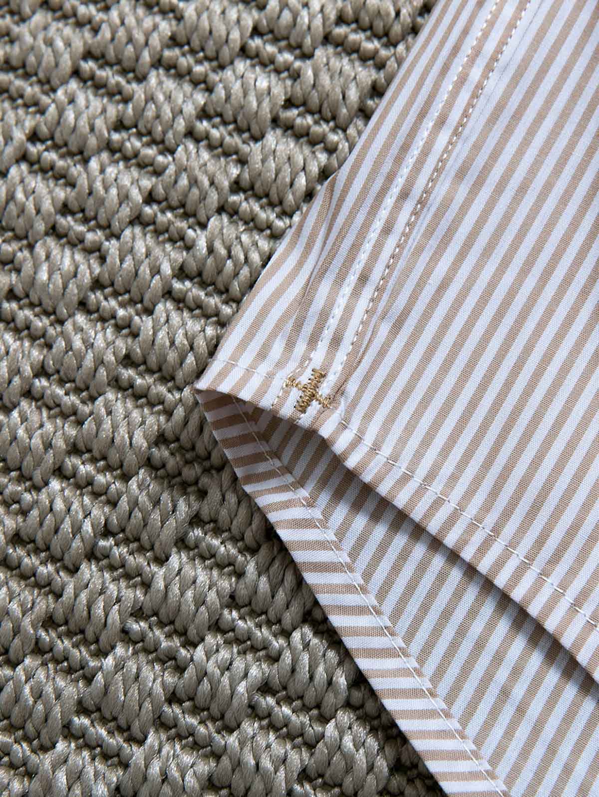 ストライプ柄とシンプルなディテール画像