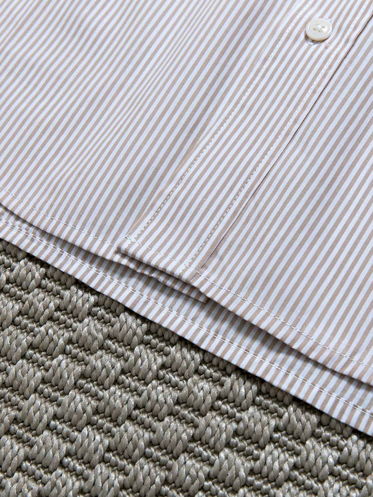 ストライプ柄とシンプルなディテール画像