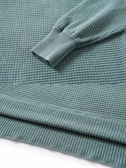 ワッフル柄テクスチャーとポロネックデザインのディテール画像