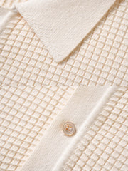 ワッフル柄テクスチャーとポロネックデザインのディテール画像