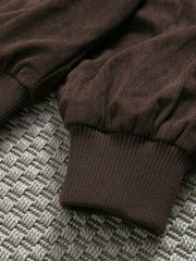 製品画像: レトロなコーデュロイジャケット平置き。シンプルな刺繍ロゴと襟付きデザインが特徴の秋冬必須アイテム
詳細画像: コーデュロイ素材の織り目と刺繍ロゴのディテール。保温性と軽量感を備えたジャケット