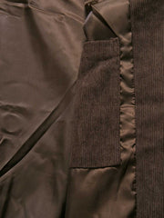 製品画像: レトロなコーデュロイジャケット平置き。シンプルな刺繍ロゴと襟付きデザインが特徴の秋冬必須アイテム
詳細画像: コーデュロイ素材の織り目と刺繍ロゴのディテール。保温性と軽量感を備えたジャケット