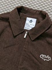 製品画像: レトロなコーデュロイジャケット平置き。シンプルな刺繍ロゴと襟付きデザインが特徴の秋冬必須アイテム
詳細画像: コーデュロイ素材の織り目と刺繍ロゴのディテール。保温性と軽量感を備えたジャケット