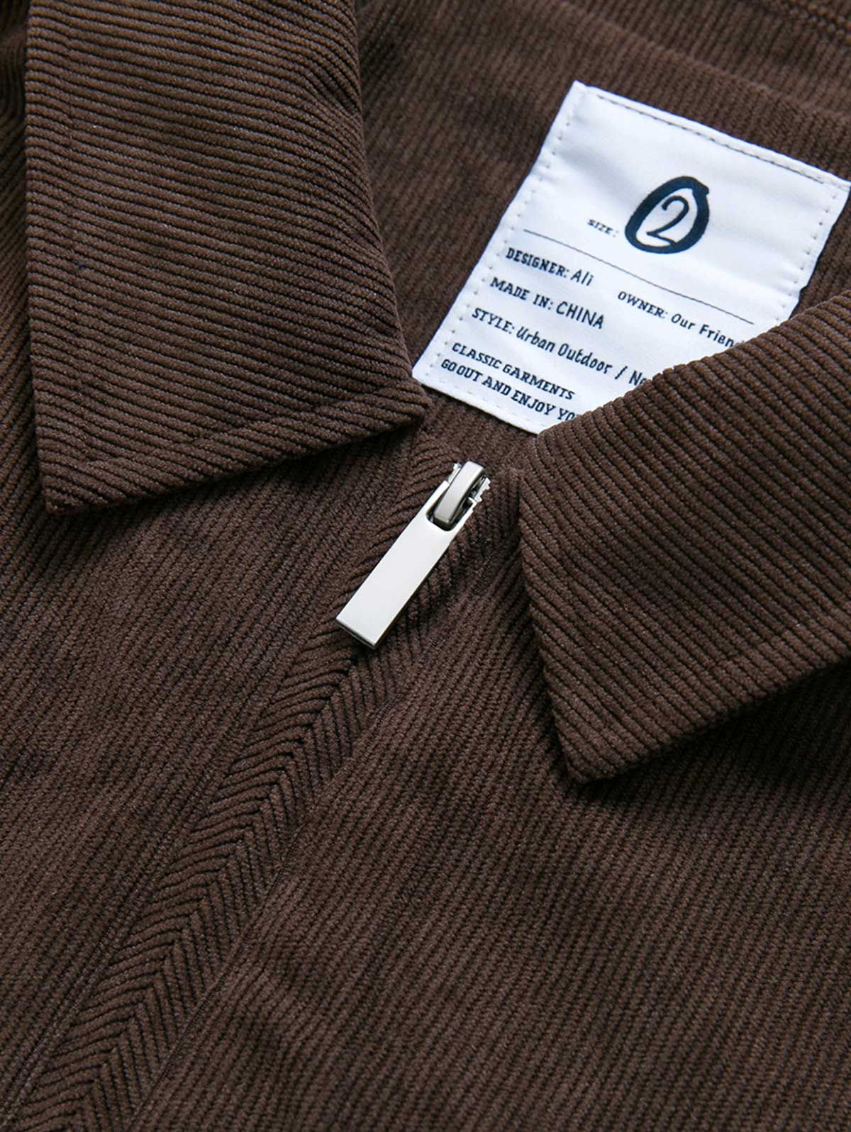 製品画像: レトロなコーデュロイジャケット平置き。シンプルな刺繍ロゴと襟付きデザインが特徴の秋冬必須アイテム
詳細画像: コーデュロイ素材の織り目と刺繍ロゴのディテール。保温性と軽量感を備えたジャケット