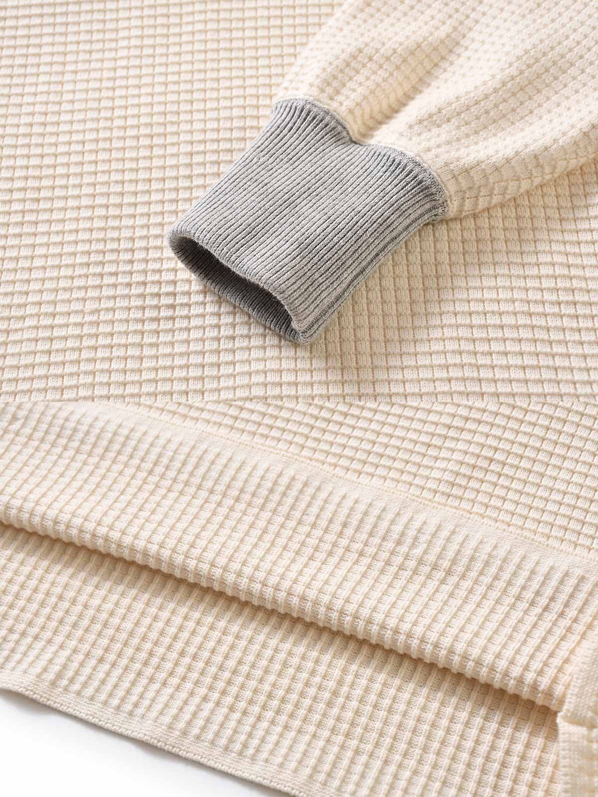 製品画像: ヘンリーネック配色ワッフル柄長袖Tシャツの平置き写真
詳細画像: 配色ヘンリーネックとワッフル柄のテクスチャー詳細