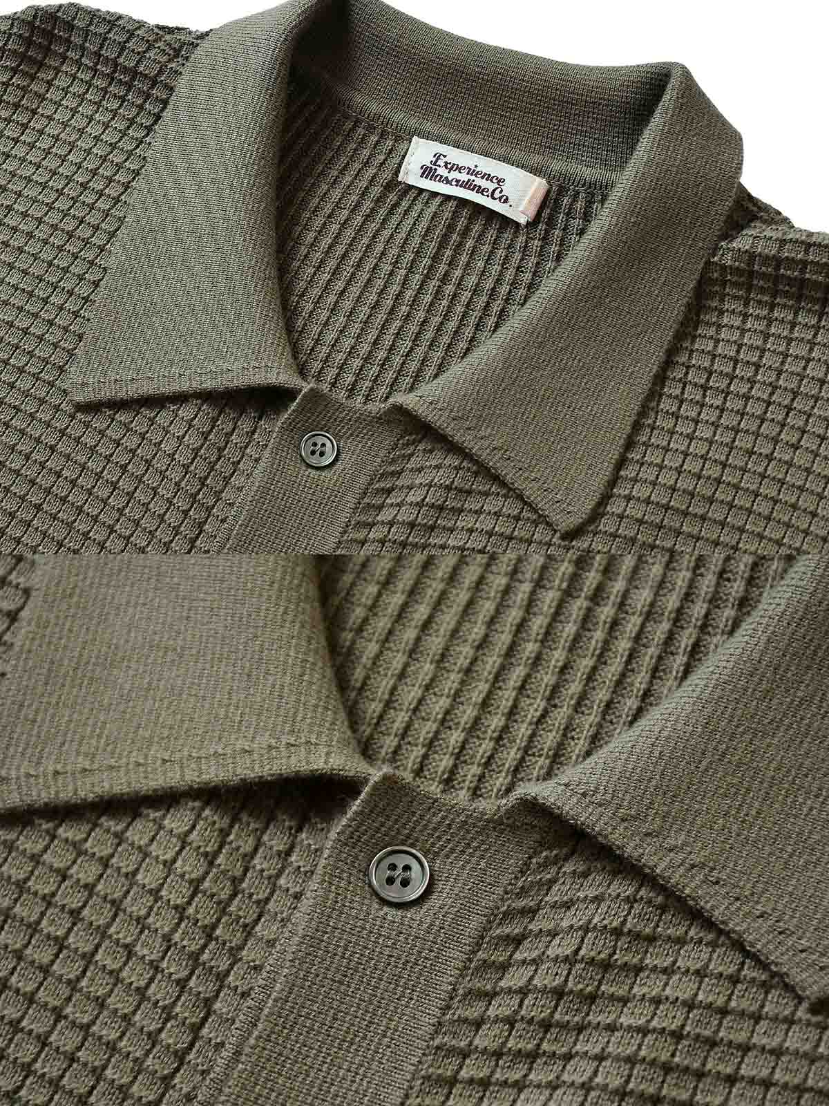 製品画像: コットン製キューバシャツ風ニットシャツの平置き画像 - ワッフル編みとキューバシャツ風デザインが特徴
詳細画像: ワッフル編みのテクスチャとキューバシャツ風襟のディテールをクローズアップ