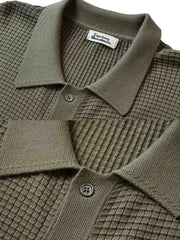 製品画像: コットン製キューバシャツ風ニットシャツの平置き画像 - ワッフル編みとキューバシャツ風デザインが特徴
詳細画像: ワッフル編みのテクスチャとキューバシャツ風襟のディテールをクローズアップ