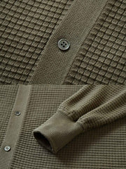 製品画像: コットン製キューバシャツ風ニットシャツの平置き画像 - ワッフル編みとキューバシャツ風デザインが特徴
詳細画像: ワッフル編みのテクスチャとキューバシャツ風襟のディテールをクローズアップ