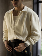 詳細画像: ワッフル編みのテクスチャとキューバシャツ風襟のディテールをクローズアップ
モデル画像: 男性モデルが着用するキューバシャツ風ニットシャツ - 全体スタイルと着こなし例