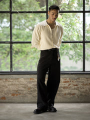 詳細画像: ワッフル編みのテクスチャとキューバシャツ風襟のディテールをクローズアップ
モデル画像: 男性モデルが着用するキューバシャツ風ニットシャツ - 全体スタイルと着こなし例