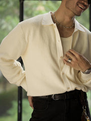 詳細画像: ワッフル編みのテクスチャとキューバシャツ風襟のディテールをクローズアップ
モデル画像: 男性モデルが着用するキューバシャツ風ニットシャツ - 全体スタイルと着こなし例