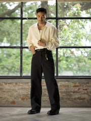 詳細画像: ワッフル編みのテクスチャとキューバシャツ風襟のディテールをクローズアップ
モデル画像: 男性モデルが着用するキューバシャツ風ニットシャツ - 全体スタイルと着こなし例