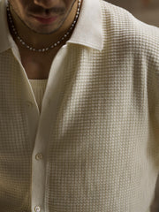 詳細画像: ワッフル編みのテクスチャとキューバシャツ風襟のディテールをクローズアップ
モデル画像: 男性モデルが着用するキューバシャツ風ニットシャツ - 全体スタイルと着こなし例