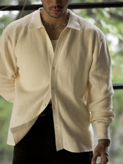 詳細画像: ワッフル編みのテクスチャとキューバシャツ風襟のディテールをクローズアップ
モデル画像: 男性モデルが着用するキューバシャツ風ニットシャツ - 全体スタイルと着こなし例