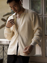 詳細画像: ワッフル編みのテクスチャとキューバシャツ風襟のディテールをクローズアップ
モデル画像: 男性モデルが着用するキューバシャツ風ニットシャツ - 全体スタイルと着こなし例