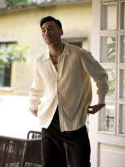 詳細画像: ワッフル編みのテクスチャとキューバシャツ風襟のディテールをクローズアップ
モデル画像: 男性モデルが着用するキューバシャツ風ニットシャツ - 全体スタイルと着こなし例