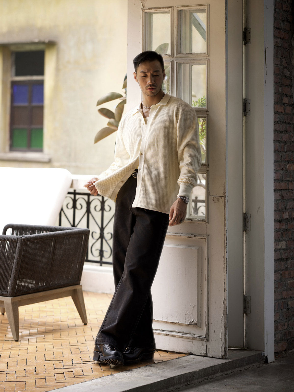 詳細画像: ワッフル編みのテクスチャとキューバシャツ風襟のディテールをクローズアップ
モデル画像: 男性モデルが着用するキューバシャツ風ニットシャツ - 全体スタイルと着こなし例