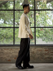 詳細画像: ワッフル編みのテクスチャとキューバシャツ風襟のディテールをクローズアップ
モデル画像: 男性モデルが着用するキューバシャツ風ニットシャツ - 全体スタイルと着こなし例