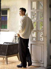 詳細画像: ワッフル編みのテクスチャとキューバシャツ風襟のディテールをクローズアップ
モデル画像: 男性モデルが着用するキューバシャツ風ニットシャツ - 全体スタイルと着こなし例