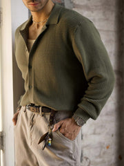 詳細画像: ワッフル編みのテクスチャとキューバシャツ風襟のディテールをクローズアップ
モデル画像: 男性モデルが着用するキューバシャツ風ニットシャツ - 全体スタイルと着こなし例