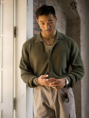 詳細画像: ワッフル編みのテクスチャとキューバシャツ風襟のディテールをクローズアップ
モデル画像: 男性モデルが着用するキューバシャツ風ニットシャツ - 全体スタイルと着こなし例