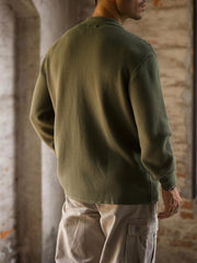 詳細画像: ワッフル編みのテクスチャとキューバシャツ風襟のディテールをクローズアップ
モデル画像: 男性モデルが着用するキューバシャツ風ニットシャツ - 全体スタイルと着こなし例