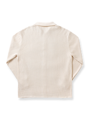 製品画像: コットン製キューバシャツ風ニットシャツの平置き画像 - ワッフル編みとキューバシャツ風デザインが特徴
詳細画像: ワッフル編みのテクスチャとキューバシャツ風襟のディテールをクローズアップ