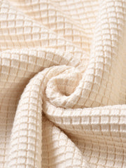 製品画像: コットン製キューバシャツ風ニットシャツの平置き画像 - ワッフル編みとキューバシャツ風デザインが特徴
詳細画像: ワッフル編みのテクスチャとキューバシャツ風襟のディテールをクローズアップ