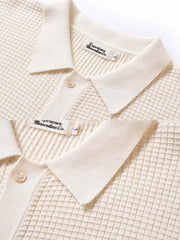 製品画像: コットン製キューバシャツ風ニットシャツの平置き画像 - ワッフル編みとキューバシャツ風デザインが特徴
詳細画像: ワッフル編みのテクスチャとキューバシャツ風襟のディテールをクローズアップ