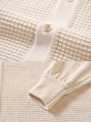 製品画像: コットン製キューバシャツ風ニットシャツの平置き画像 - ワッフル編みとキューバシャツ風デザインが特徴
詳細画像: ワッフル編みのテクスチャとキューバシャツ風襟のディテールをクローズアップ