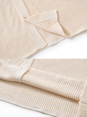 製品画像: コットン製キューバシャツ風ニットシャツの平置き画像 - ワッフル編みとキューバシャツ風デザインが特徴
詳細画像: ワッフル編みのテクスチャとキューバシャツ風襟のディテールをクローズアップ