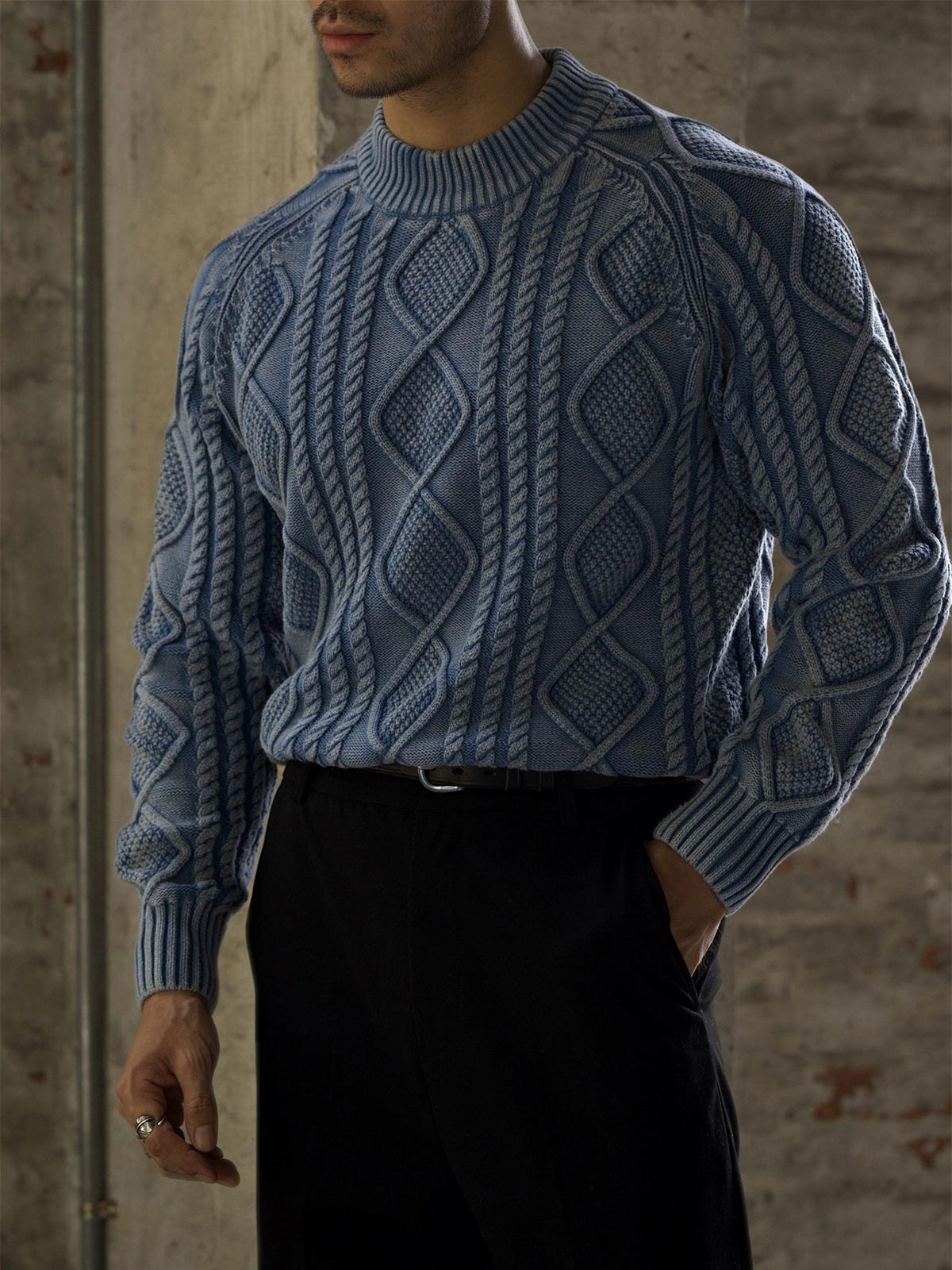詳細画像: セーターのケーブル編みとウォッシュ加工のディテール - ヴィンテージ感を演出
モデル画像: 男性モデルが着用するアメカジ風ツイストケーブルセーラーセーター - 全体スタイルと着こなし例