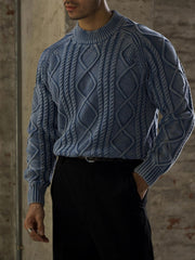 詳細画像: セーターのケーブル編みとウォッシュ加工のディテール - ヴィンテージ感を演出
モデル画像: 男性モデルが着用するアメカジ風ツイストケーブルセーラーセーター - 全体スタイルと着こなし例