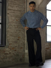 詳細画像: セーターのケーブル編みとウォッシュ加工のディテール - ヴィンテージ感を演出
モデル画像: 男性モデルが着用するアメカジ風ツイストケーブルセーラーセーター - 全体スタイルと着こなし例