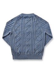 詳細画像: セーターのケーブル編みとウォッシュ加工のディテール - ヴィンテージ感を演出
モデル画像: 男性モデルが着用するアメカジ風ツイストケーブルセーラーセーター - 全体スタイルと着こなし例