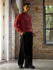 詳細画像: セーターのケーブル編みとウォッシュ加工のディテール - ヴィンテージ感を演出
モデル画像: 男性モデルが着用するアメカジ風ツイストケーブルセーラーセーター - 全体スタイルと着こなし例