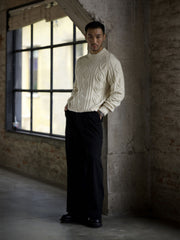 詳細画像: セーターのケーブル編みとウォッシュ加工のディテール - ヴィンテージ感を演出
モデル画像: 男性モデルが着用するアメカジ風ツイストケーブルセーラーセーター - 全体スタイルと着こなし例