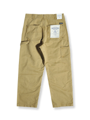 ハンティングワークパンツの平置き画像 - 丈夫なデザインと多機能ポケット