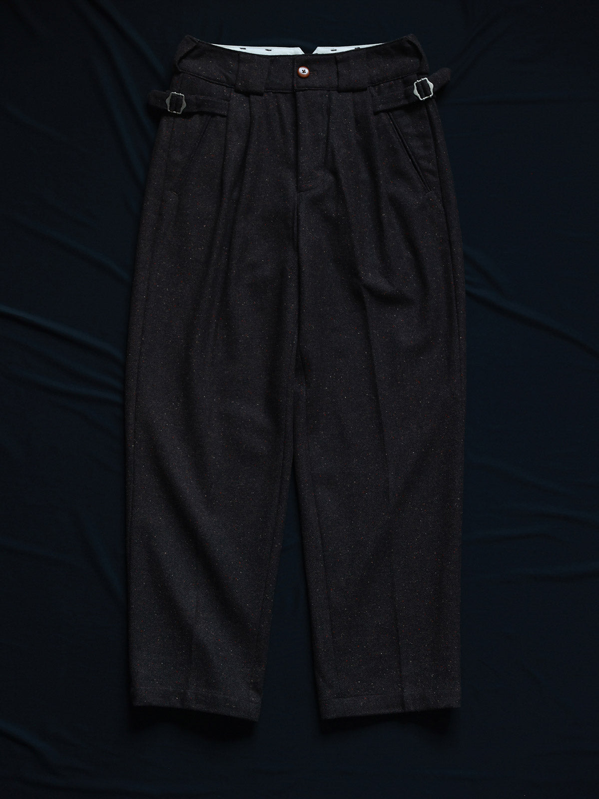 ヘリンボーンダブルプリーツストレートトラウザーの全体展示画像