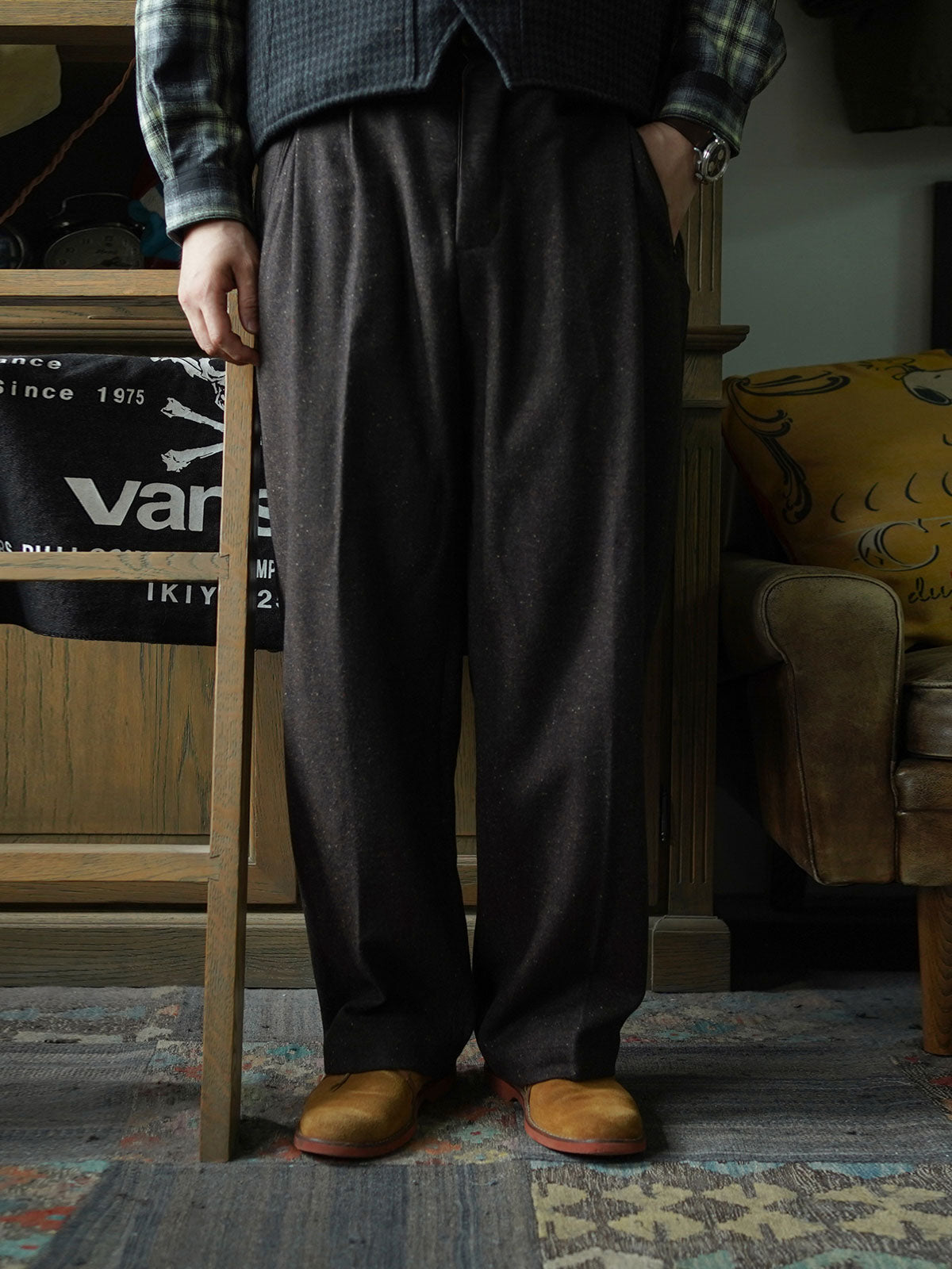 ウエストの調整可能なサイドタブと果実ボタンのディテール