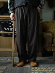 ウエストの調整可能なサイドタブと果実ボタンのディテール