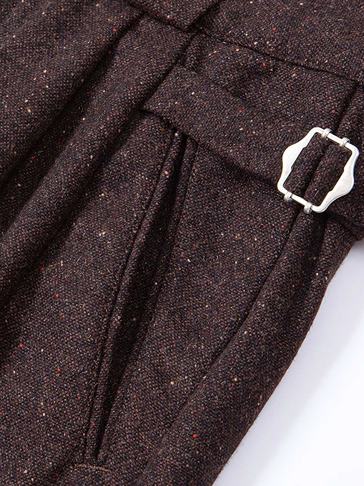 ウエストの調整可能なサイドタブと果実ボタンのディテール