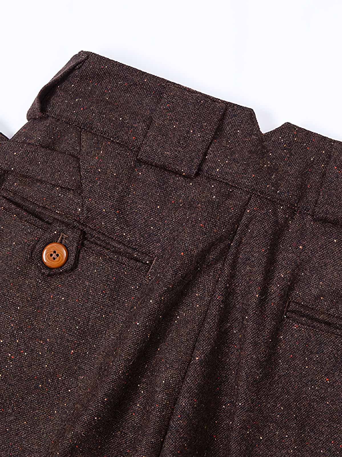 ウエストの調整可能なサイドタブと果実ボタンのディテール