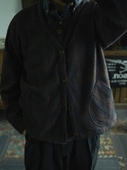 モデルが着用する格子柄ノーカーディガンニット