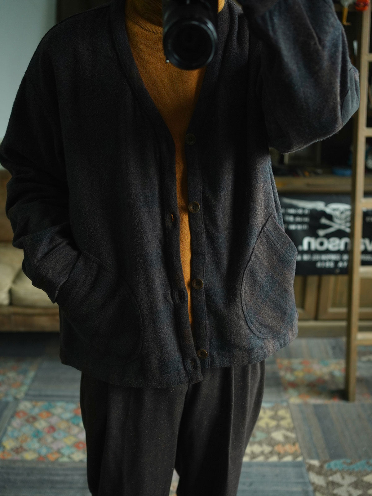 モデルが着用する格子柄ノーカーディガンニット