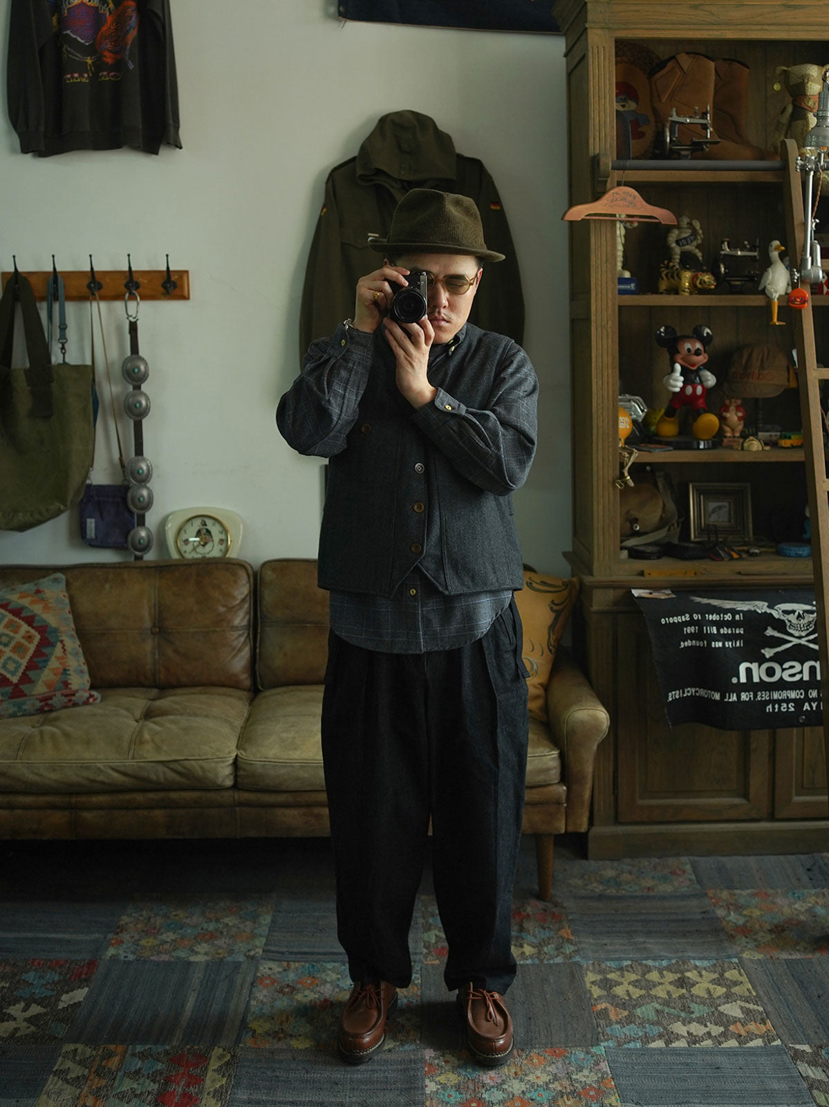 モデルが着用するヴィンテージウール千鳥格子ワークベストの全体スタイル